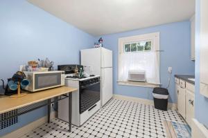 Η κουζίνα ή μικρή κουζίνα στο Historic 1 Bdr across from Lakeside Park