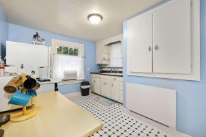 Η κουζίνα ή μικρή κουζίνα στο Historic 1 Bdr across from Lakeside Park