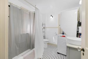 Ένα μπάνιο στο Historic 1 Bdr across from Lakeside Park +6 φωτογραφίες