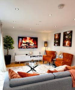 ein Wohnzimmer mit Couch und Kamin in der Unterkunft Luxe Duplex Penthouse Stay in Leeds Centre - Free Parking in Leeds