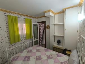 Un dormitorio con una cama y una cortina verde. en Parque Royal 1 Apartamento Costa Adeje, en Adeje 46 fotos más