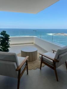 a living room with a view of the ocean at Moderno depa con vista al mar Playa El Laucho in Arica