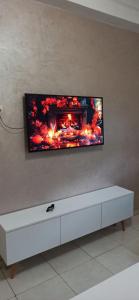 カサブランカにあるLa Perleの壁に掛けられた薄型テレビ