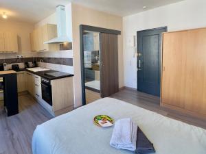 cocina con cama grande en una habitación en Le Simplicity, en Cognac 5 fotos más