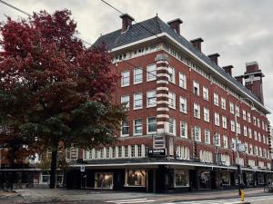 un gran edificio de ladrillo rojo en una calle de la ciudad en Amigo Budget Hotel, en Ámsterdam
