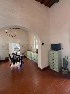 TV/trung tâm giải trí tại Las Camelias Casa de Campo en San Lorenzo, Salta