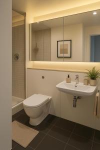 Un baño de 46th floor Beetham Tower