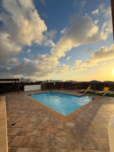 a swimming pool on the roof of a building at Villa la Hoya con piscina privada in Las Breñas