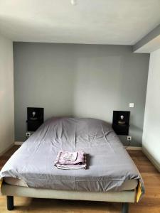 Un dormitorio con una cama con una toalla encima. en Bel appartement rénové, en Langon