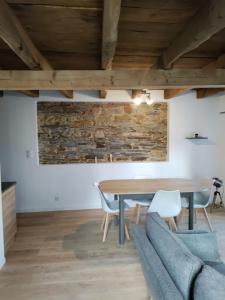 Un comedor con mesa y sillas en Bel appartement rénové, en Langon