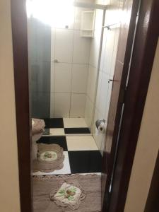 伊瓜苏Casa aconchego的带淋浴的浴室，配有两个马桶和瓷砖地板