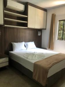 伊瓜苏Casa aconchego的一间卧室配有一张大床和空调