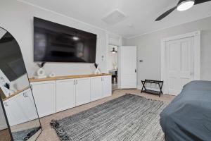 TV a/nebo společenská místnost v ubytování Vintage West Central Apt Walkable Free Parking!