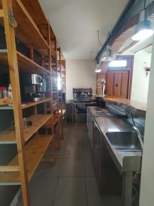 a large kitchen with a sink and a counter at Casa de los deseos in Villambístia