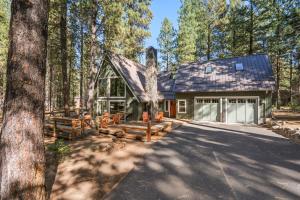 Black Butte RanchにあるSpring Home 6 - Cozy 4BR Cabin in Black Butte Ranch w Fireplaceの森の真ん中にある家
