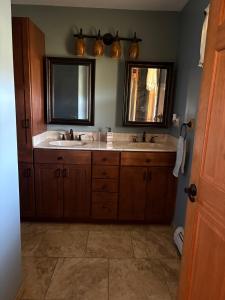 un baño con lavabo y dos espejos en Mountain Lodge Ask about our land !, en Frankfort