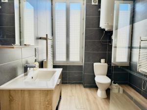 un baño con lavabo e inodoro en Le Simplicity, en Cognac