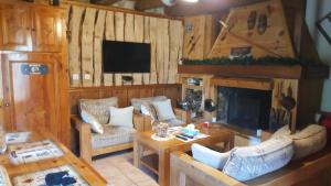 a living room with a couch and a fireplace at Chalet typique des Pyrénées in Boutx