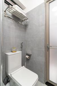 een badkamer met een wit toilet en een douche bij Gatundu Heights in Nairobi