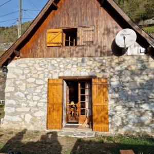 Un granero con puertas de madera y una entrada abierta. en Chalet typique des Pyrénées, en Boutx 47 fotos más