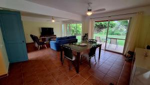 TV a/nebo společenská místnost v ubytování PLAYA BLANCA GOLF and BEACH VILLA