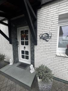 a front door of a house with a wreath on it at Quartier 4 - modern und mit bester Verkehrsanbindung in Oberhausen