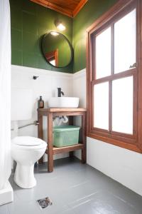 Koupelna v ubytování Sky House in Old Town Xanthi 2BR - Meno Homes 9 + 21 fotografií