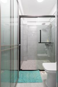 een badkamer met een glazen douche met toilet bij Gatundu Heights in Nairobi +10 foto's