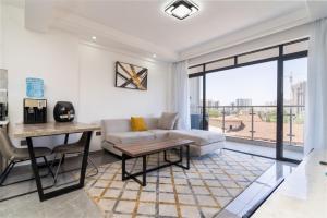 een woonkamer met een bank en een tafel bij Gatundu Heights in Nairobi