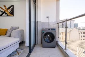 een wasmachine op een balkon in een woonkamer bij Gatundu Heights in Nairobi