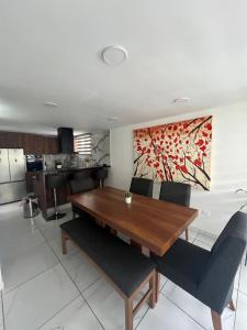 a dining room with a wooden table and chairs at Hogar Periférico Sur in Lomas de Angelopolis