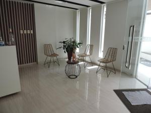 ein Raum mit Stühlen und einer Vase mit einer Pflanze auf einem Tisch in der Unterkunft Cómodo monoambiente en El Prado in Cochabamba + 3 Fotos