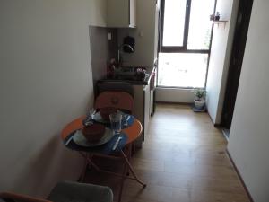 eine kleine Küche mit Tisch und Spüle in der Unterkunft Cómodo monoambiente en El Prado in Cochabamba