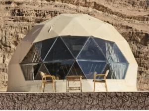 アカバにあるWadi Rum Marchの椅子2脚とテント付きのお部屋