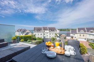 una mesa con comida y bebida en la parte superior de un balcón en Angorfa, en Y Felinheli