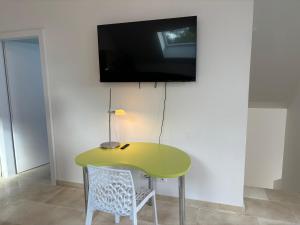 Televisyen dan/atau pusat hiburan di Cozy apartment near Basel