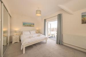 Un dormitorio con una cama y una ventana grande. en Angorfa, en Y Felinheli