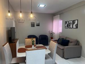 a living room with a table and a couch at Conforto & Estilo - Shows - Turismo - Negocios by Capta Stays in Belém