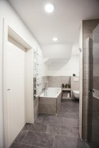 ein Badezimmer mit Badewanne und Toilette in der Unterkunft Apartment Morgentau, mit Aussicht in Wieda & großzügigen Garten in Walkenried + 37 Fotos