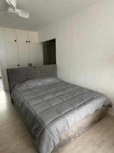 - un grand lit dans une chambre aux murs blancs dans l'établissement Best View Appart Minusio, à Minusio 9 autres photos