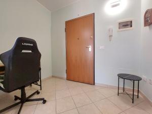 una oficina con una silla y una puerta de madera en MAZZALI 28 a SUZZARA, en Suzzara 13 fotos más