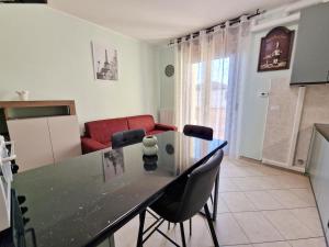 Una cocina y un comedor con mesa y sillas. en MAZZALI 28 a SUZZARA, en Suzzara
