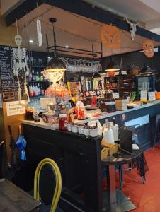 Un mostrador en un restaurante con una mesa delante. en Phat Smokehouse, en Abertillery
