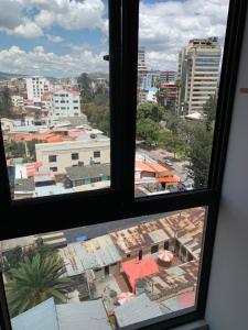 Blick auf eine Stadt aus einem Fenster in der Unterkunft Cómodo monoambiente en El Prado in Cochabamba