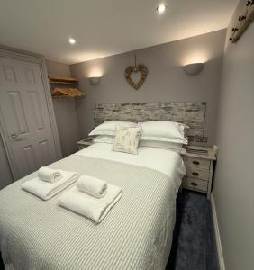 En eller flere senge i et værelse på Driftwood Den + 25 billeder