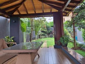 un patio avec une table et des chaises sur un porche dans l'établissement WahikaStay, à Masindi