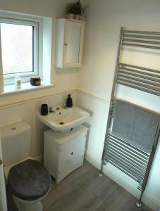 レイランドにあるDetached Homestay - Super, King & Double Rooms - Leyland, Preston, Chorley, Lancashireのトイレと洗面台付きのバスルーム