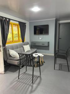 a living room with a couch and a chair at Alojamiento Rural Cafetero, Andinapolis, Trujillo 