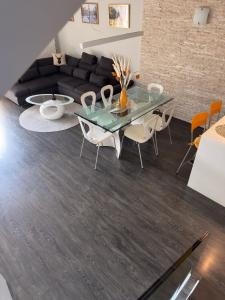 Una sala de estar con una mesa de cristal y sillas. en Luer Prince - Villetta con vista lago sul Lago Iseo, en Lovere