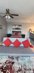 ケイティーにあるStudio Apartment in Katyのベッドルーム1室(大型ベッド1台、赤い枕付)